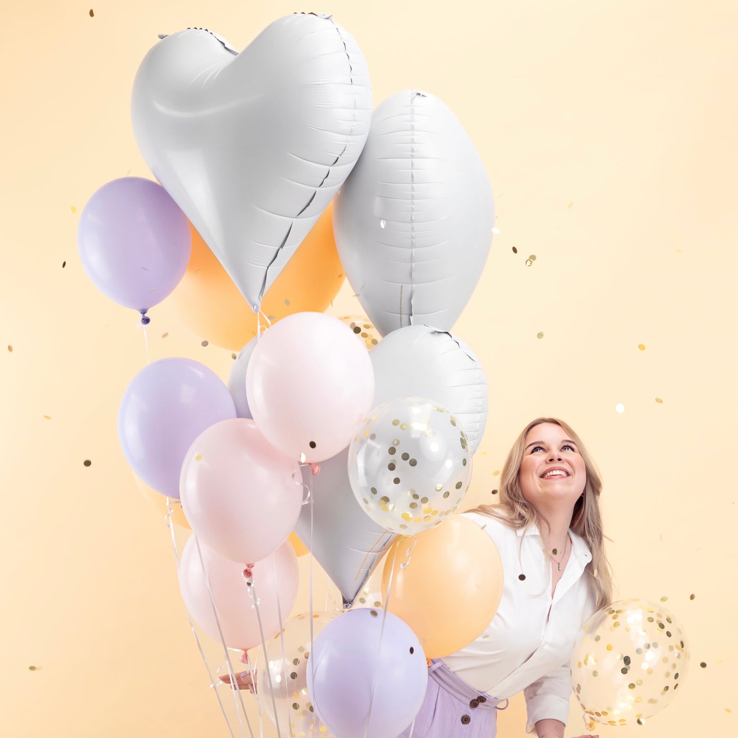 PALE WHITE/GREY HEART FOIL BALLOON