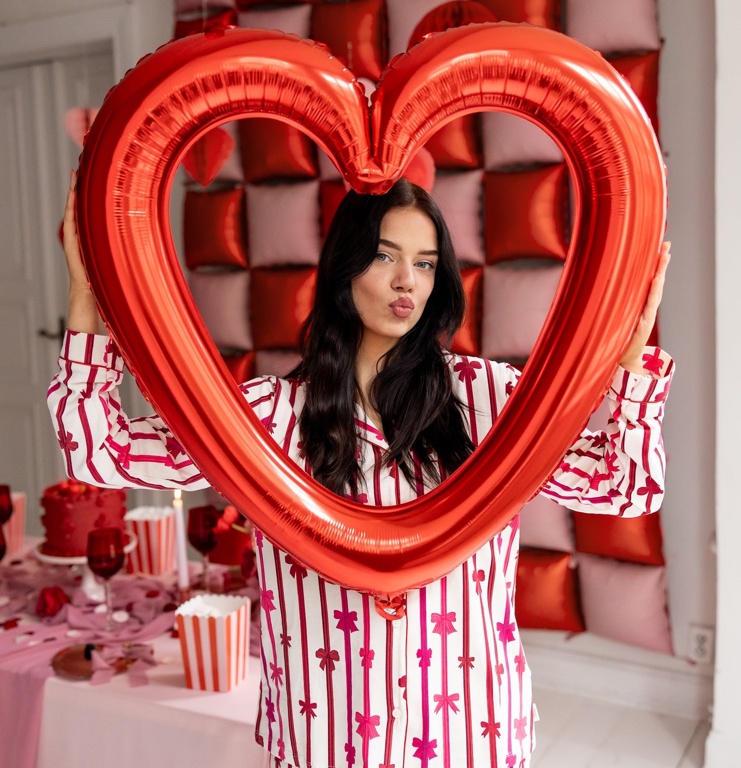 RED OPEN HEART FOIL BALLOON FRAME